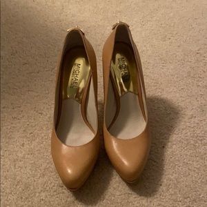 Barely warn Michael Kors Pumps